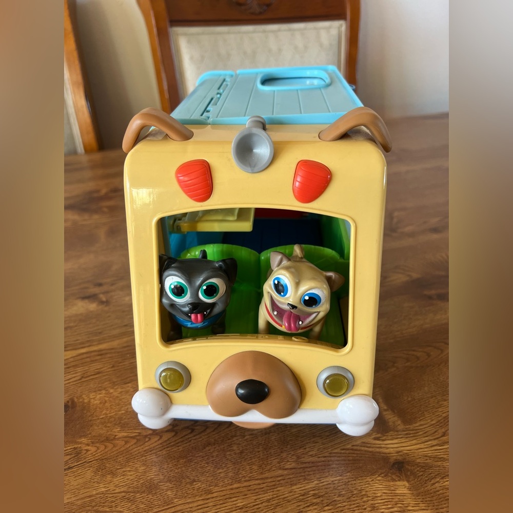Disney Junior Puppy Dog Pals Awesome Care Bus